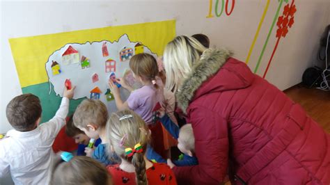 Vaikų darželio auklėtojos padėjėjas žaidžia su vaikais