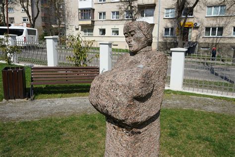 Motina žindo kūdikį