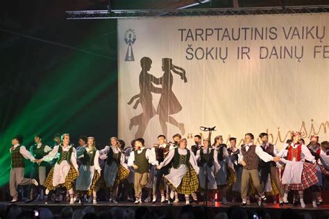 Tautinių šokių ansamblio pasirodymas