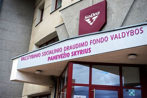 Šeima su naujagimiu ir Lietuvos socialinio draudimo fondo valdybos „Sodra“ logotipu