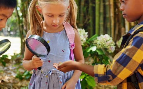 vaikai stebi terariumą su gyvūnu