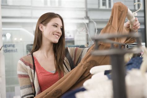 Moteris, besirenkanti drabužius internetinėje parduotuvėje