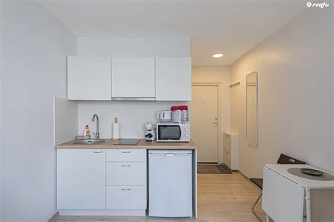 Nėščioji jaukioje miegamojo aplinkoje