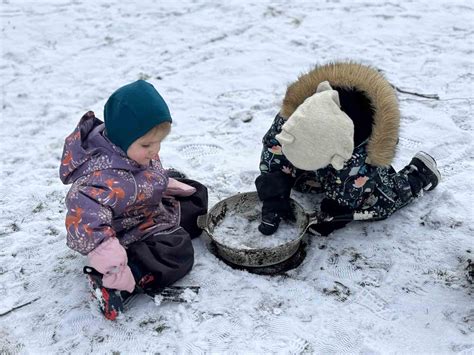 Vaikai kepina zefyrus prie laužo darželyje