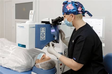 Specialistas atlieka akių tyrimą naudojant biomikroskopą