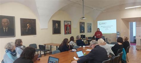 Moterys, diskutuojančios apie surogacijos etinius aspektus