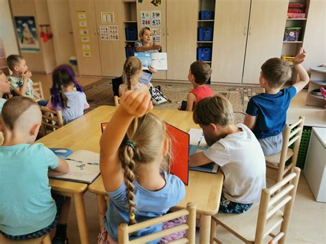 Auklėtoja, dirbanti su vaikais Švedijos darželyje