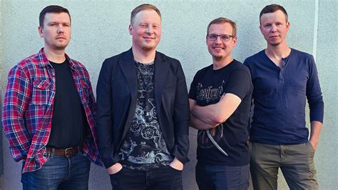 Draugų grupė švenčianti gimtadienį