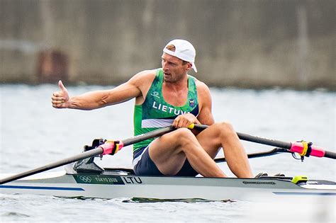 Mindaugas Griškonis su medaliu irkluotojo valtyje