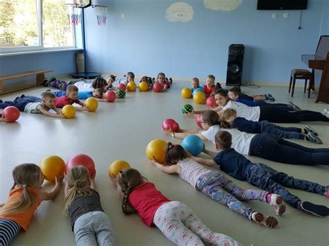 Kūdikis, žaidžiantis su mankštos kamuoliu