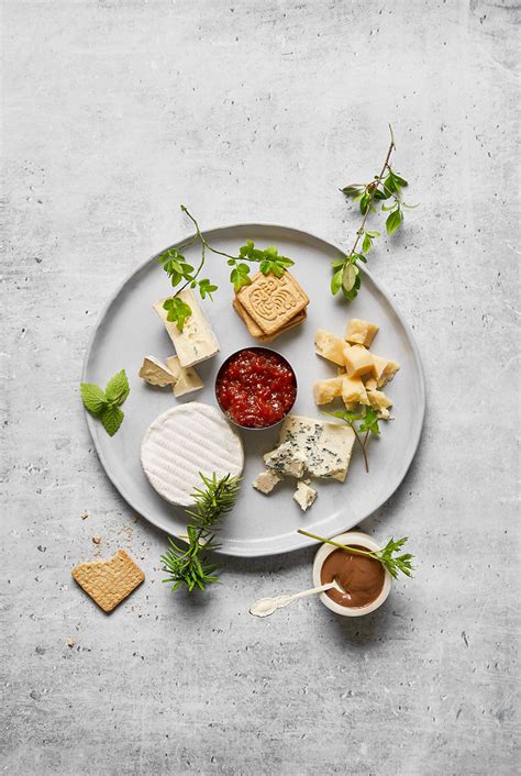 Sūrių lėkštė su vaisiais ir riešutais