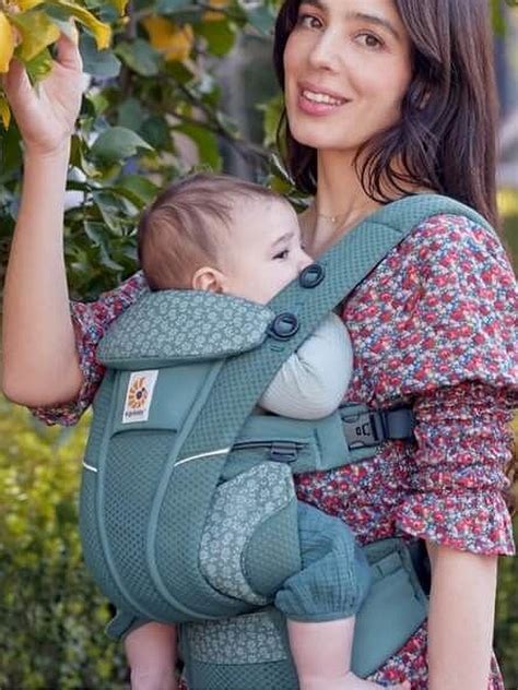 Kūdikis patogiai įsitaisęs Ergobaby nešioklėje