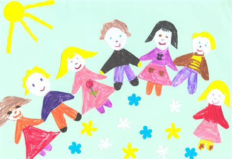 Vaiko ranka piešia raidę smėlyje