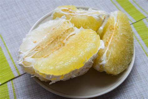 Pomelo vaisiai ir vaismedis