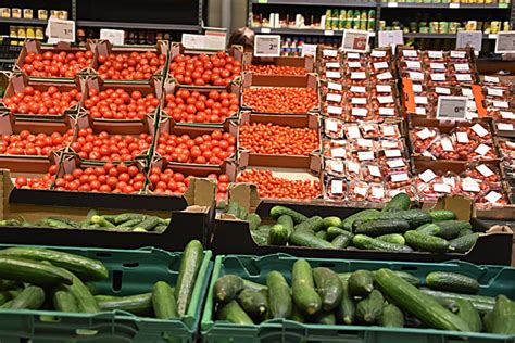Vaikai, sverianti daržoves ir vaisius svarstyklėmis
