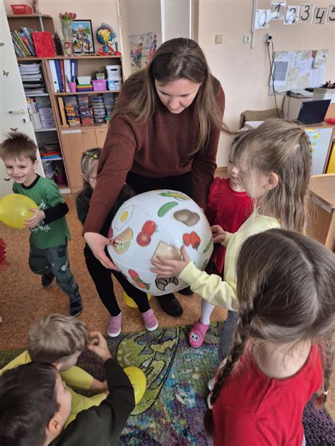 Vaikai žaidžiantys stalo žaidimą apie sveiką mitybą
