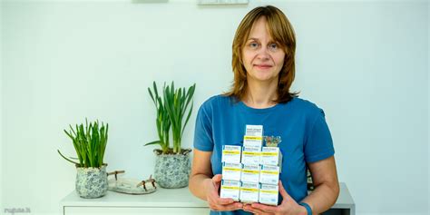 vaistų pakuotės ir medicininė konsultacija nėščiajai