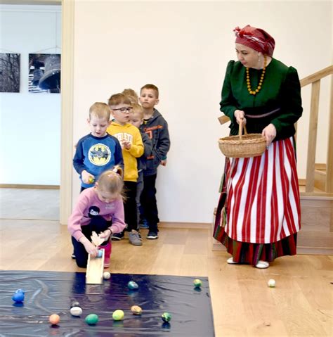 Vaikai ridenantys margučius Velykų metu