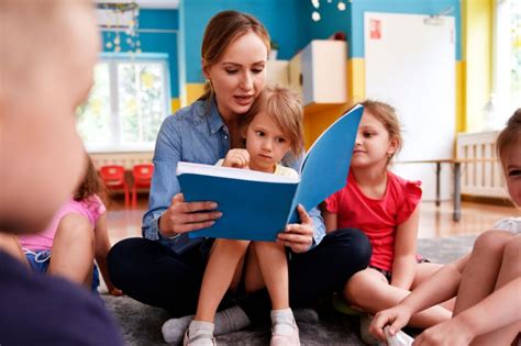 darželio auklėtoja bendrauja su vaikų grupe