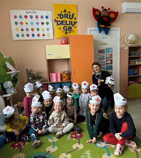 Vaikai atliekantys edukacinę veiklą