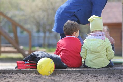 Vaikai stebi sliekus darželyje