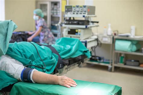 pacientas duoda kraują laboratorijoje