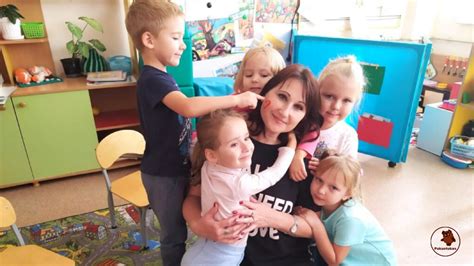 Vaikų darželio grupė su vaikais ir auklėtoja
