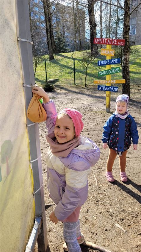 Grupė vaikų žaidžia lauke darželyje