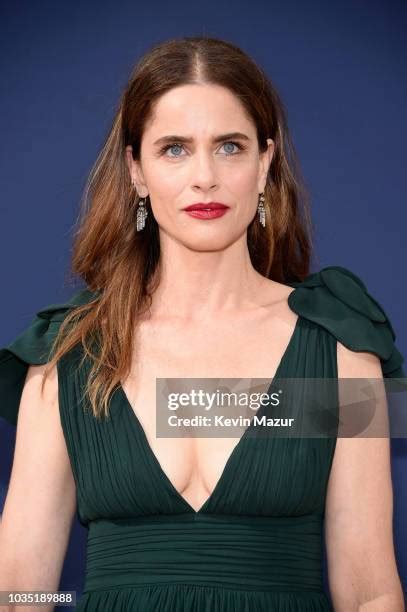 Amanda Peet „Emmy“ apdovanojimuose, vilkinti baltą gėlėtą suknelę