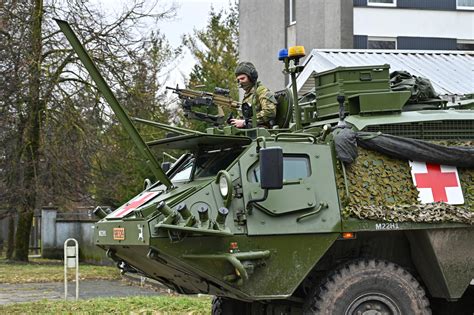 Kariniai pratybos su tankine rikiuote