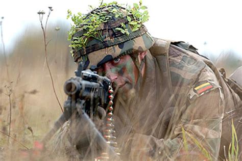 Kareiviai mokosi naudotis moderniais ginklais