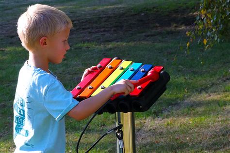 Vaikai grojantys lauko muzikos instrumentais
