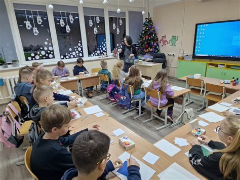 vaikai gaminantys kalėdinius atvirukus