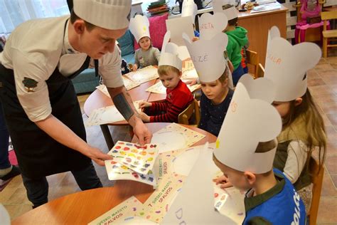 Vaikai atlieka kūrybines užduotis su auklėtoja