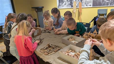 vaikai darželyje kuria iš gamtinių medžiagų