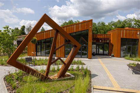 Siuvėjos dirbtuvės su lekalais