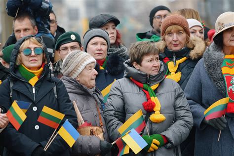 Vaikai ir tėveliai kartu švenčiantys Kovo 11-ąją
