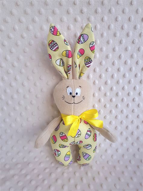 Velykinis zuikutis iš vaiko delno