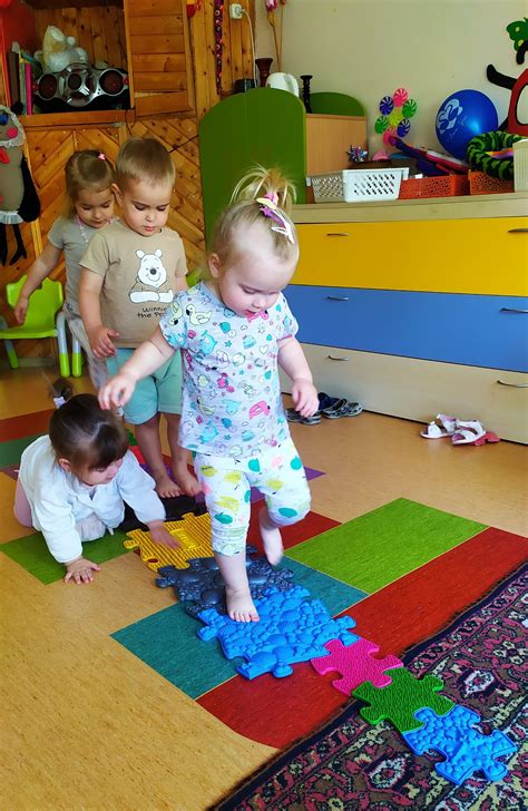 Vaikai puošia darželį Velykoms