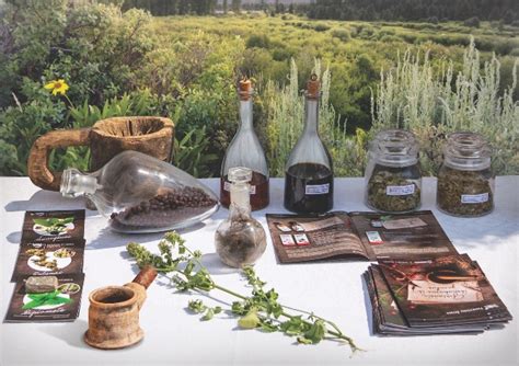 Žmogus, geriantis vaistažolių arbatą