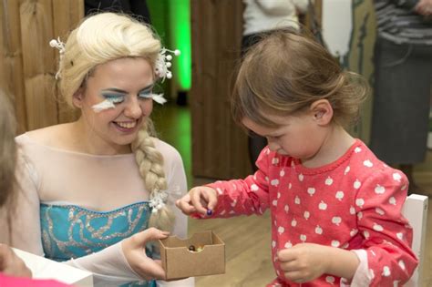 Vaikai persirengę pasakų personažais šventėje