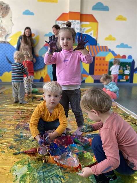 Vaikai žaidžia laisvą, kūrybinį žaidimą darželyje