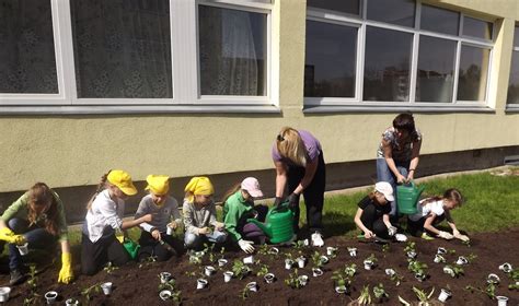 Vaikai daržininkystės kampelyje sodina gėles