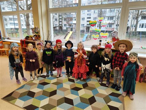 Vaikai, apsirengę gandrų kostiumais