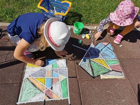 Vaikai atlieka spalvų mozaikos eksperimentą