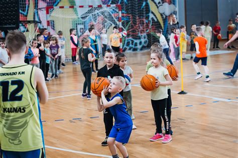 Vaikai sporto šventėje atlieka mankštą