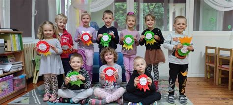 vaikai sveikina mamas darželyje