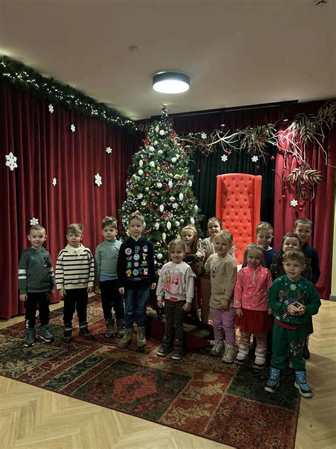 vaikai šventiškai nusiteikę darželio išleistuvėse