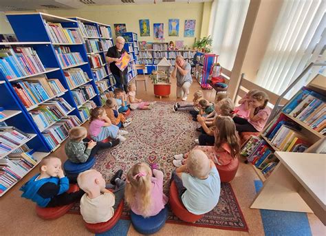Vaikai lauko bibliotekėlėje su knygomis