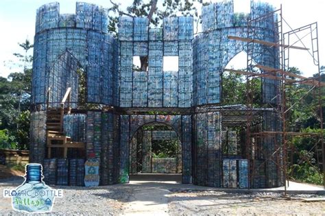 Eko namas pastatytas iš plastikinių butelių